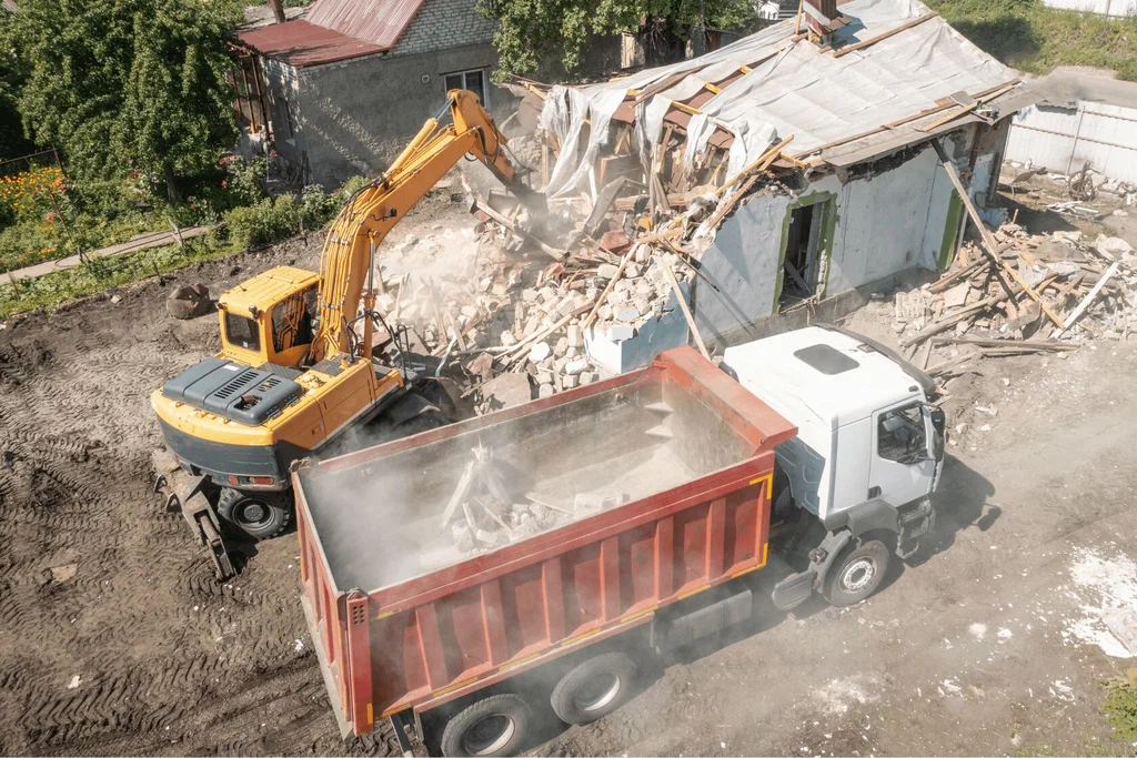 Вывоз мусора после сноса зданий с выездом в Ульяновске в октябре