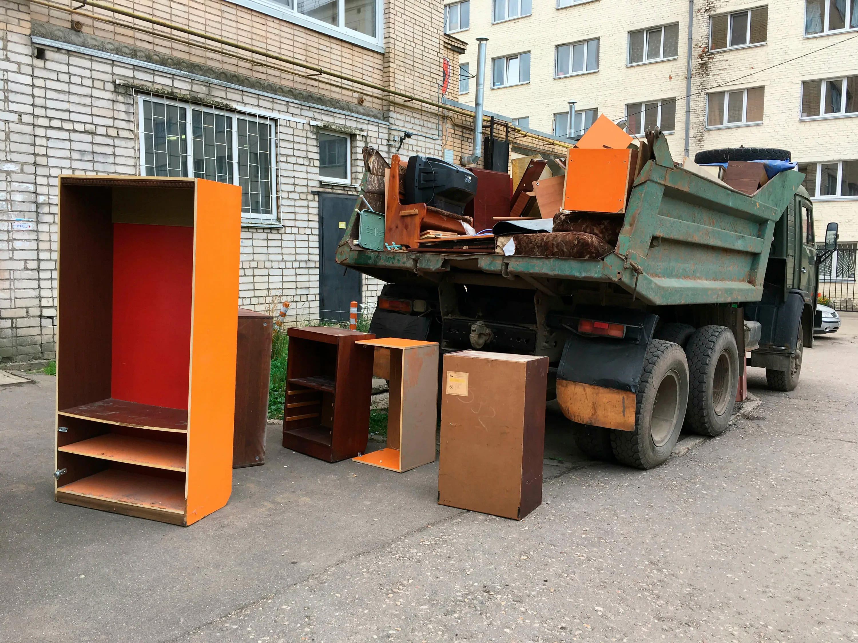 Утилизация старой мебели с вывозом и разбором в Ульяновске в октябре