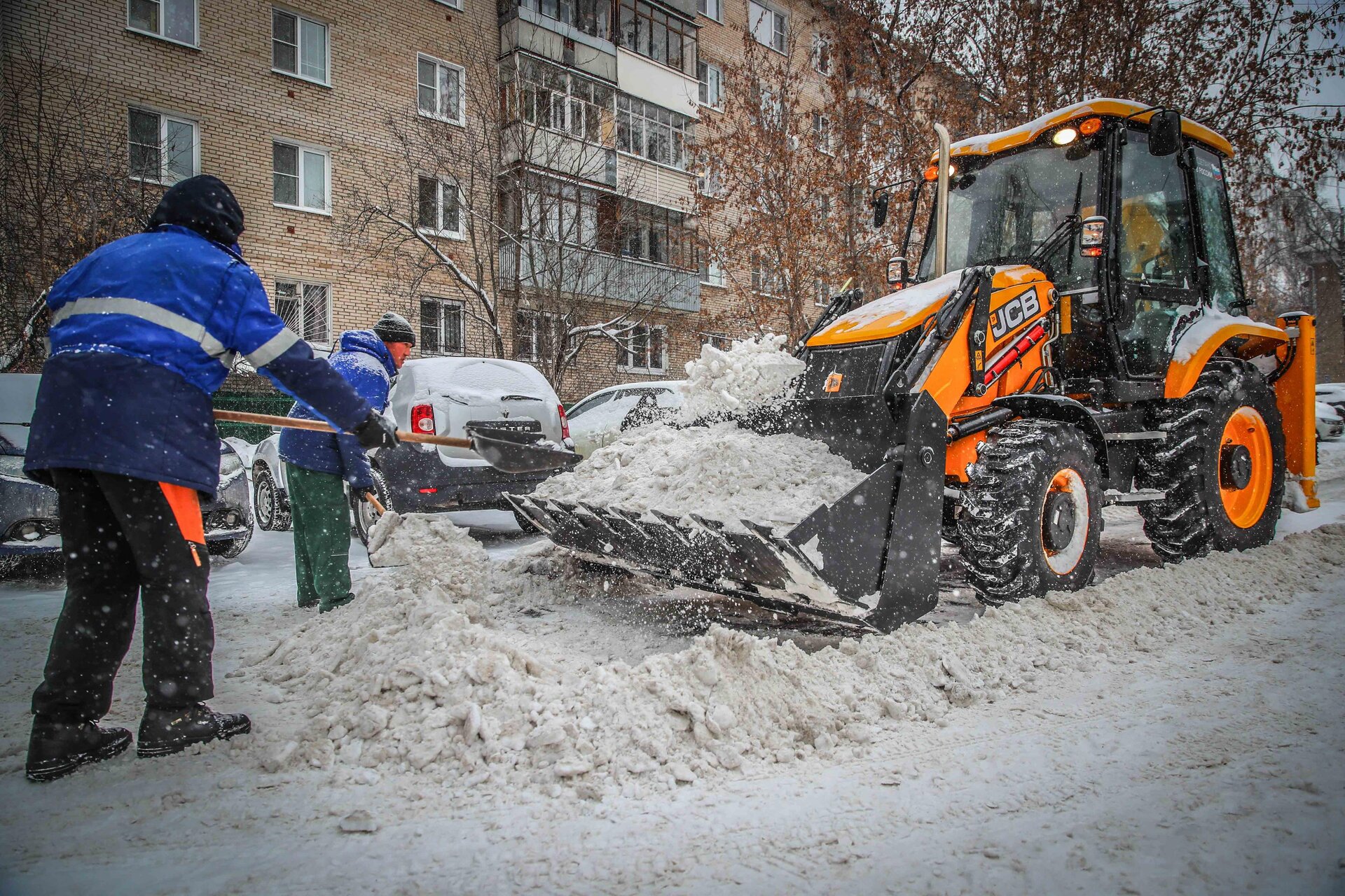 Очистка дворов от снега и наледи в Ульяновске — уборка снега, трактор и ручная, цены от 514 руб. | ПроМусор